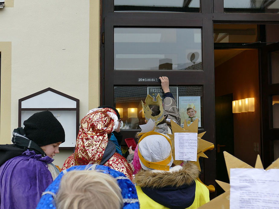 Dreikönigssingen der Sternsinger in Naumburg (Foto: Karl-Franz Thiede)